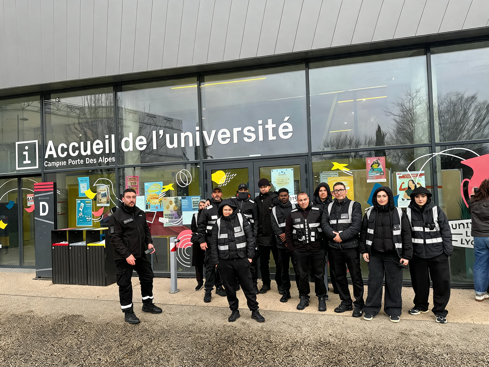 Équipe sur un campus universitaire